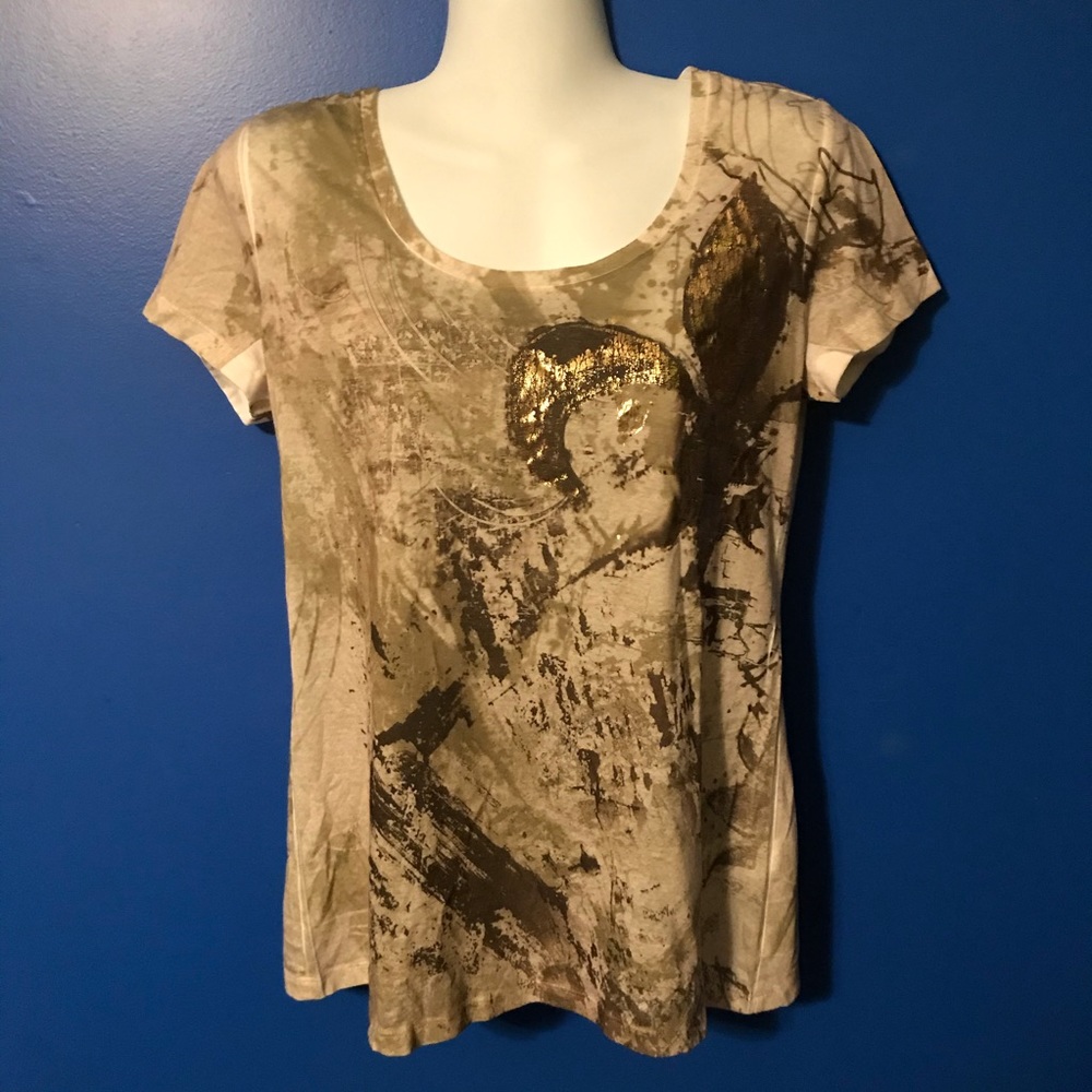 Gorgeous tee shirt with rich fleur de lis design